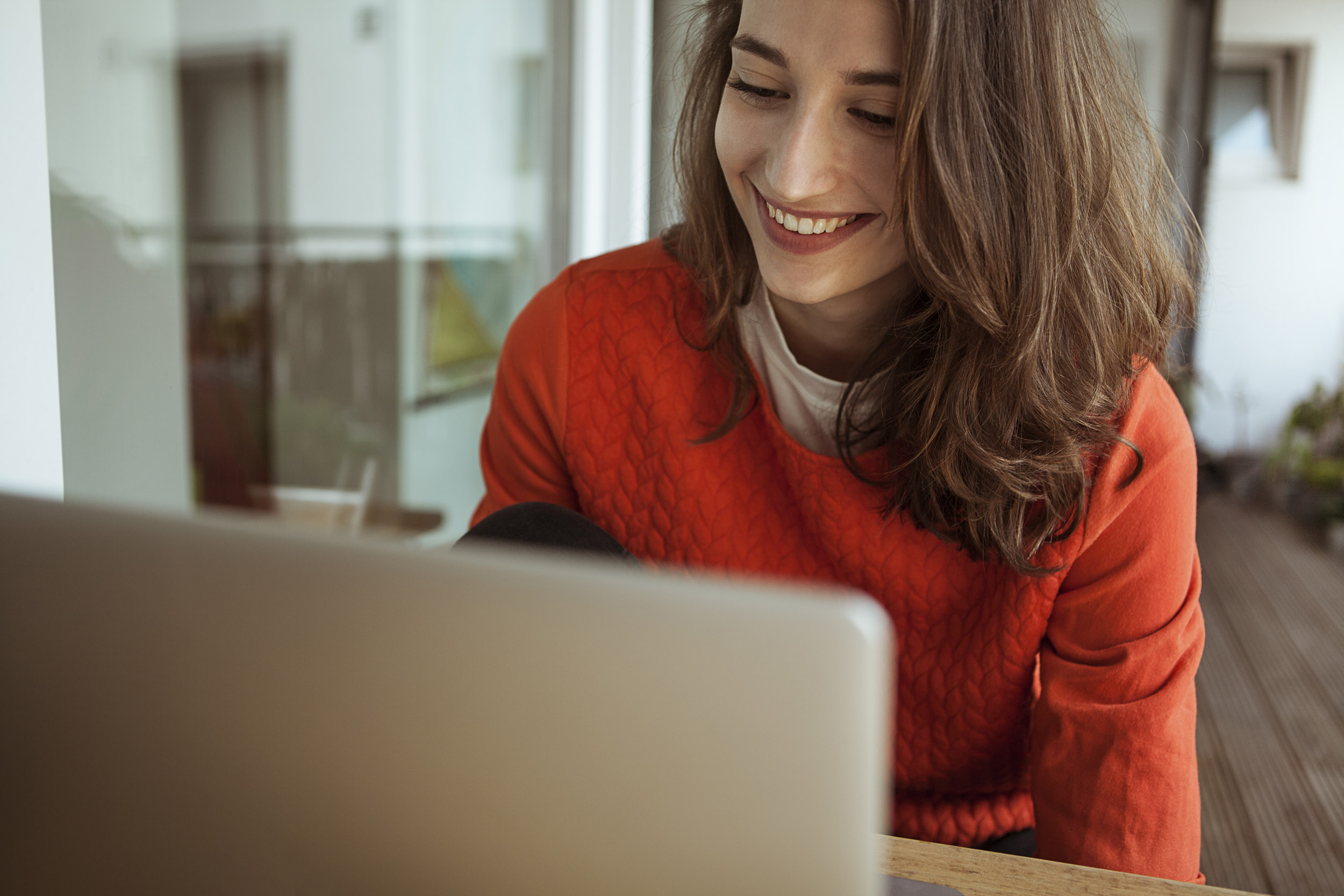 women laptop outside