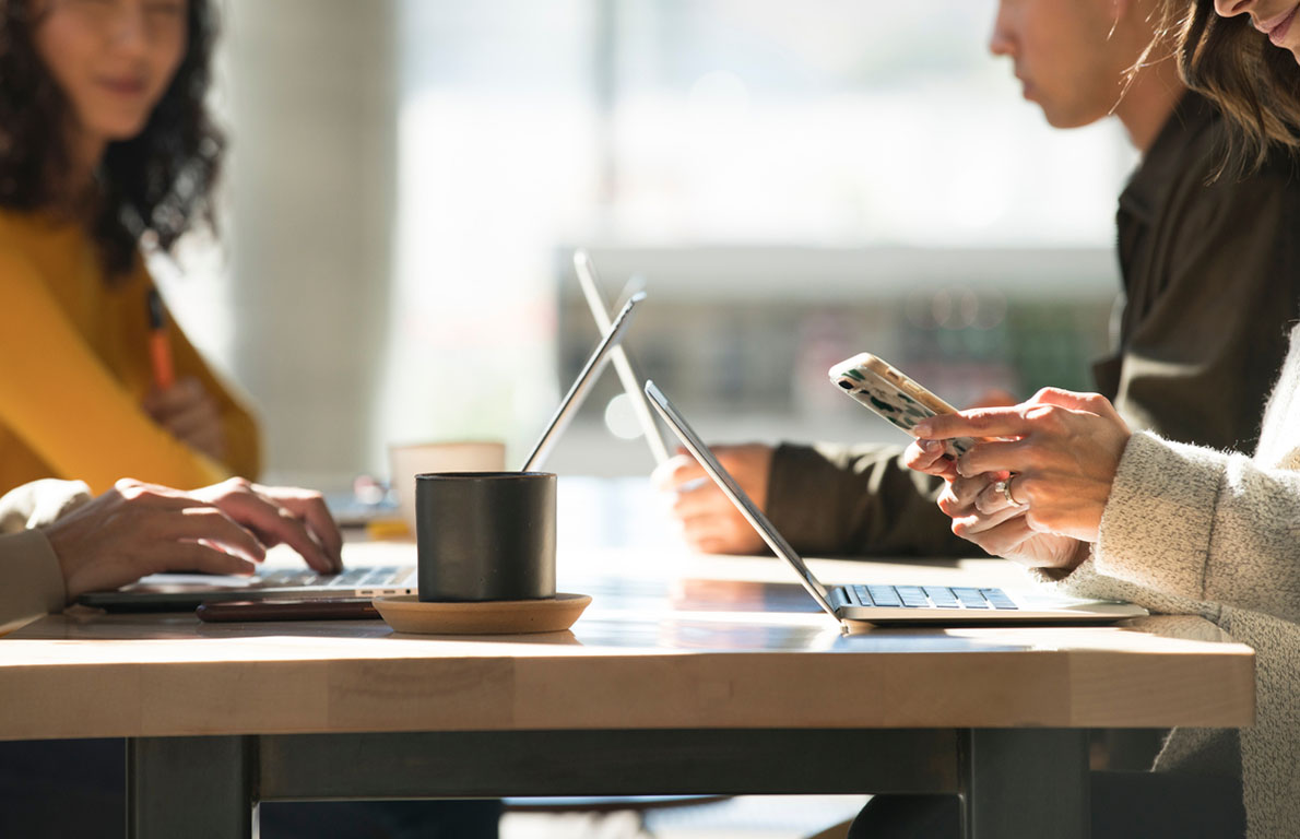 kollega sitter med laptops och telefon